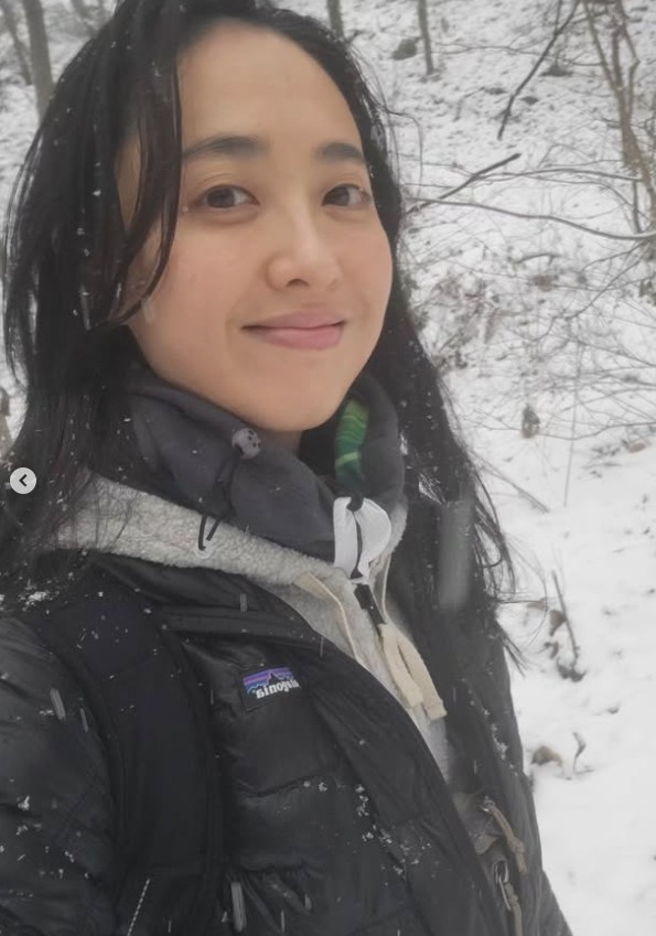 Kim Min-jung shares healing updates in nature on SNS... recharging in snowy mountains and valleys