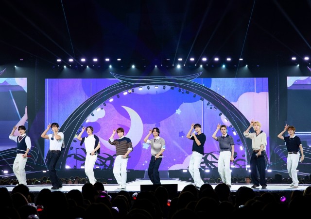 Seventeen, Osaka fan meeting connects with 80,000 fans... 18 songs and the first stage of 'Tiny Light'