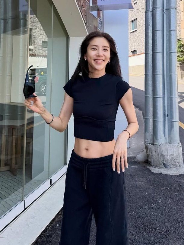Son Dam-bi reveals abs after losing 21 kg... Healthy beauty catches attention in dating photos