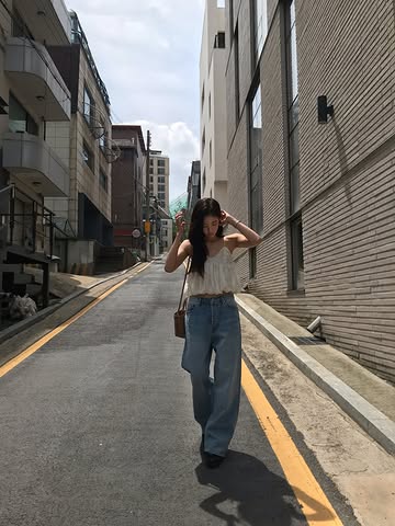 Ria unveils summer-themed photoshoot... Innocent beauty in jeans and sleeveless blouse