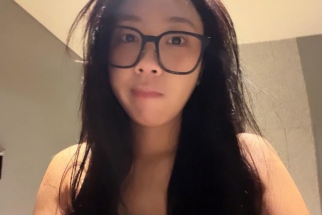 이영지, 검정 머리 셀카 공개...'정치색 논란' 후 게시물 삭제·사과