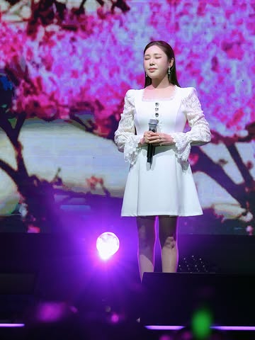송가인, 흰 드레스 입고 꽃밭서 청아한 자태...팬들과 소통
