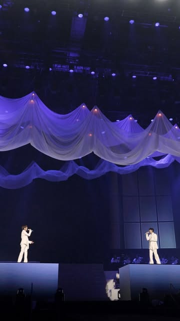 세븐틴 도겸X승관, 마카오 무대서 화려한 듀엣 선보여
