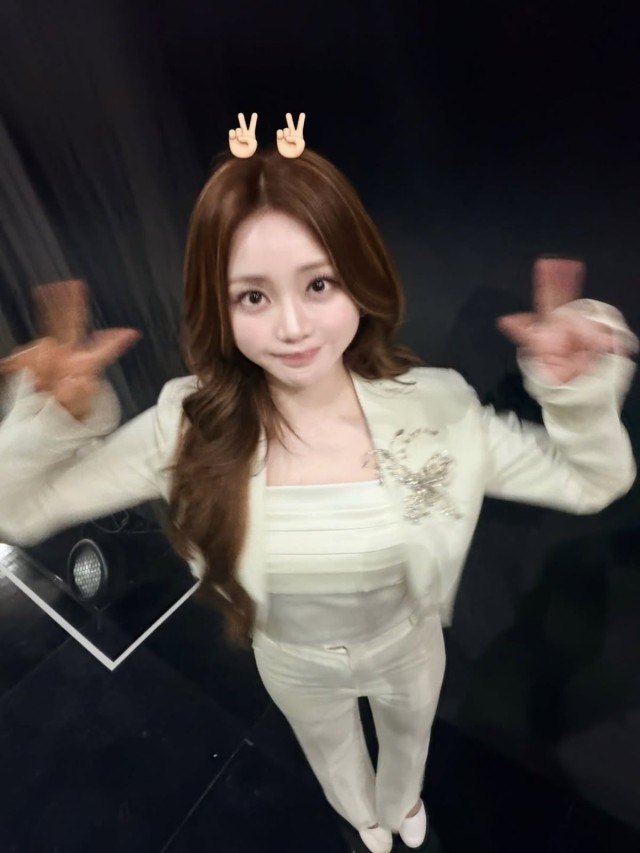 홍지윤, 인스타 셀카 공개...화이트 슈트·장난스러운 브이 포즈로 눈길