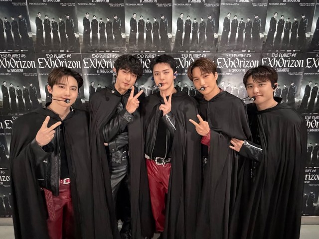 EXO, 자카르타서 팬들과 특별한 만남...검은 망토+빨간 바지 의상 눈길