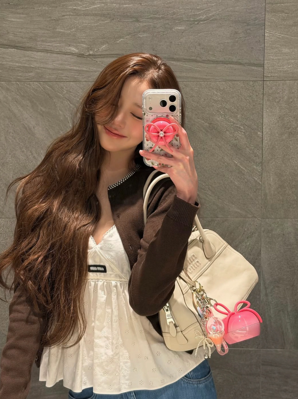 장원영, 도쿄 빗속 투명 우산 아래 빛난 생머리...월드투어 중 근황