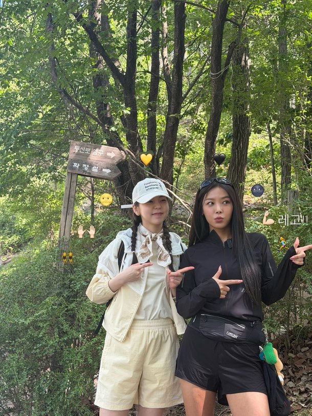 안소희·유빈, 관악산 인증샷 공개...등산복 입고 정상 포즈