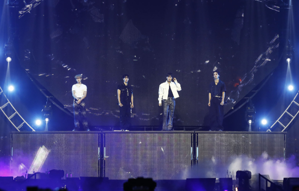 Highlight, Weverse Con's first stage... 'Chains' - 'Switch On' captivated the audience from the start