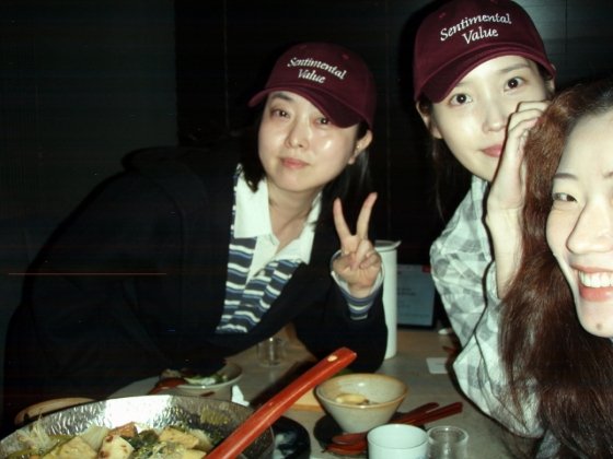 IU reveals recent updates with bare face + couple hats... Proof shot with directors Sim Dalki and Jeon Go-un