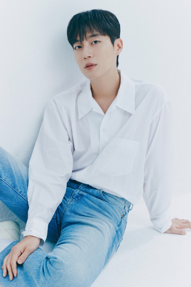 Yoon Doojoon to provide live commentary for the World Cup Group A match between South Korea and Czech Republic on Highlight YouTube at 10 AM on the 12th
