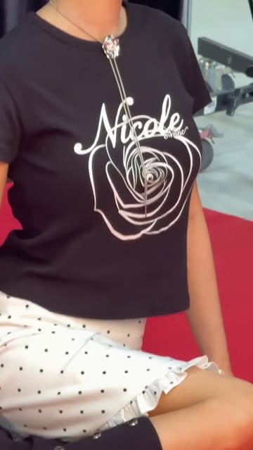 書道、黒いTシャツ+ドットスカートで完成させた洗練された美しさ...SNS近況公開