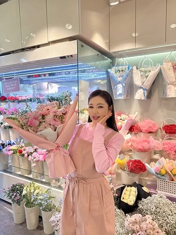 宋佳音,花店恶作剧成功后露出灿烂笑容...