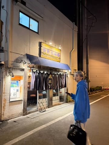 ニュー、青いパーカーを着てゆったりと街を散歩...