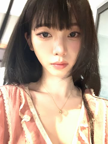 Karina,穿着粉色衬衫散发优雅魅力...