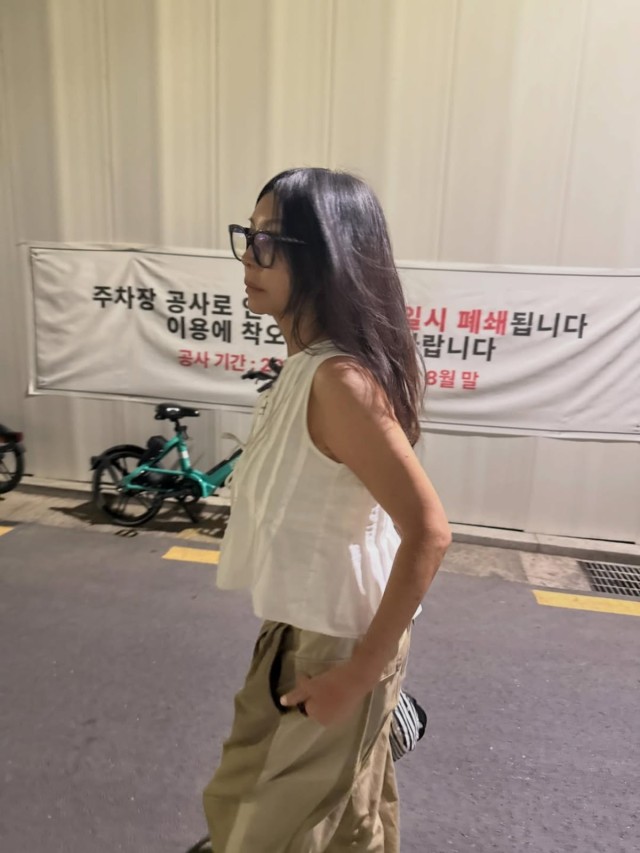 黄新惠,白色无袖+米色裤子展现自然美...火车窗外也