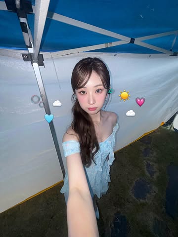 全宥真,穿着天蓝色连衣裙散发清新魅力...