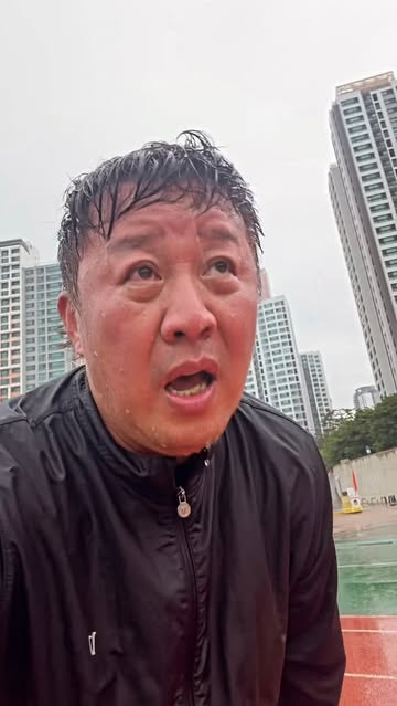 郑俊河,下雨天也跑步......