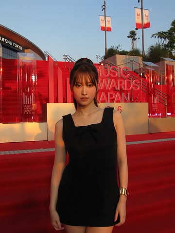 Momo,黑色迷你裙吸引视线......以金色手镯作为亮点