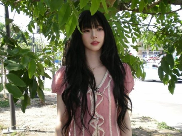 aespa 卡丽娜,在SNS上公开日常...粉色衬衫·清纯美吸引视线