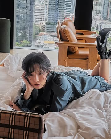 华莎,穿着Burberry风衣展现优雅姿态...