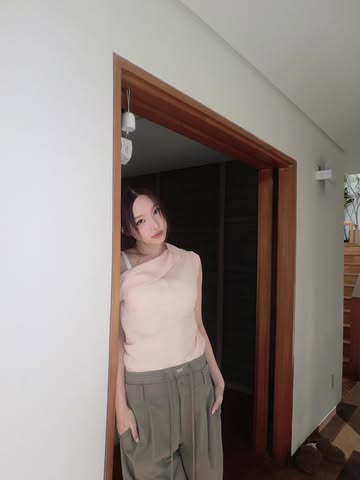 娜妍,条纹衬衫+领带散发时尚感...花朵背景前的认真目光