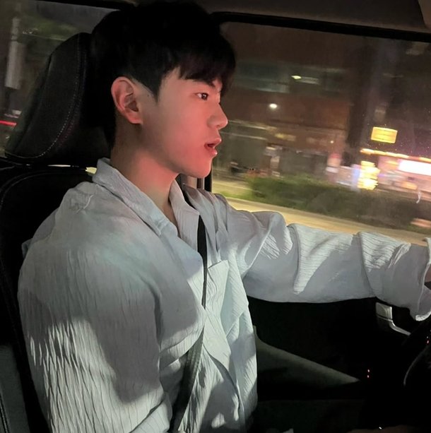 ユン・ミンスの息子ユンフ、運転写真を公開...成長の近況+「ジャージャー麺が好き」と明かす