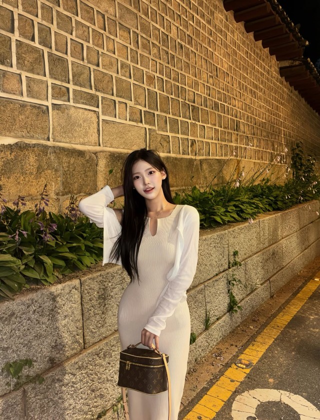 Lee So-min, wearing an innocent dress, enjoys a relaxing holiday... 