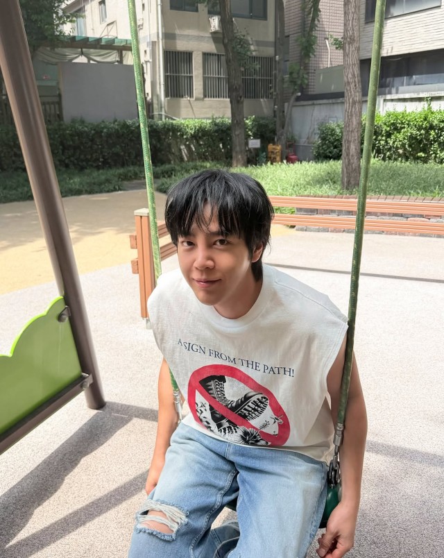 Jang Geun-suk transforms into a 'young kid' holding a yo-yo at the playground... 
