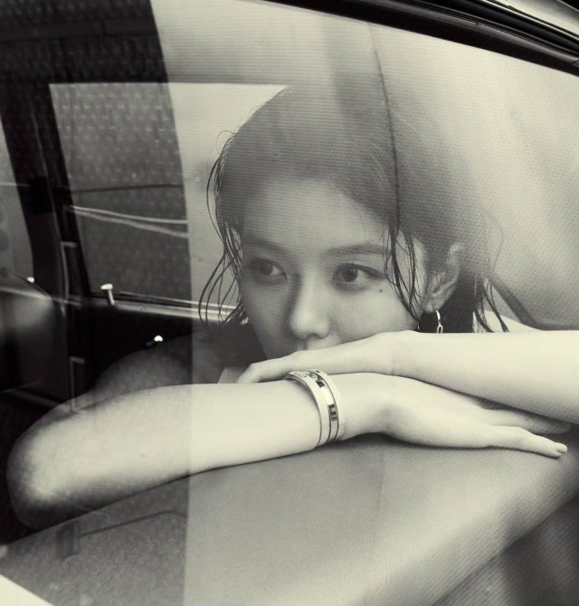 Kim Yoo-jung exudes maturity with a sophisticated jewelry photoshoot... Captivating with pure and enchanting charm