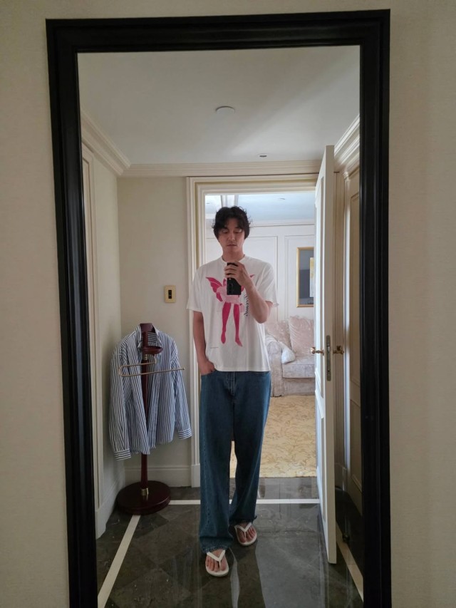 Sharing, revealing SNS updates... full of boyish charm 