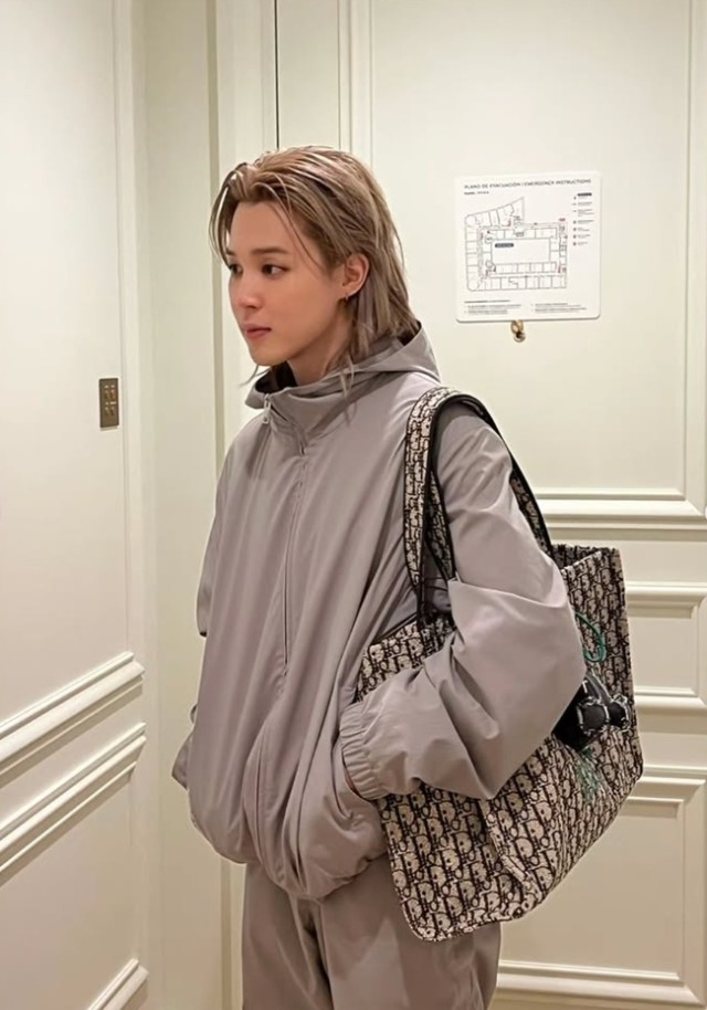 BTS Jimin attends Paris 'Dior Men 2027 Summer Collection Show'... Sensational fashion catches the eye