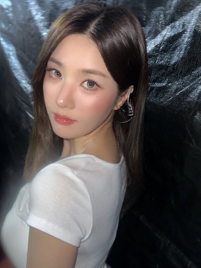 Kwon Eunbi reveals makeup process on SNS... Fans say 