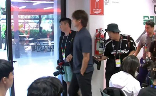 DinDin expresses regret over Coach Hong Myung-bo's 'press conference attitude'... 