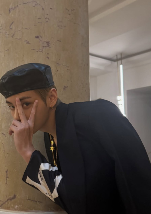 V performs a special heart gesture to a fan in the disabled