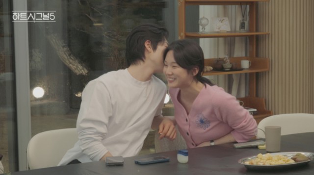 'Heart Signal 5' Park Woo-yeol shows 'big dog' charm on date with Kang Yoo-kyung... jealousy and sulking included