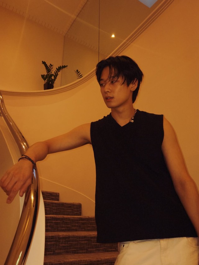 Jooyeon exudes sophistication in a black sleeveless top and white pants combination A luxurious atmosphere