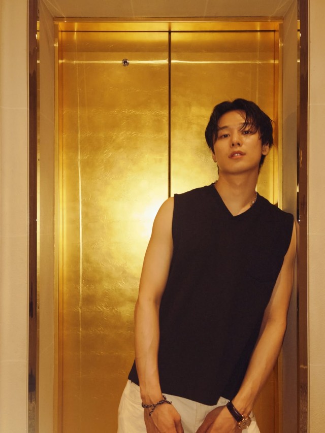 Jooyeon exudes sophistication in a black sleeveless top and white pants combination A luxurious atmosphere