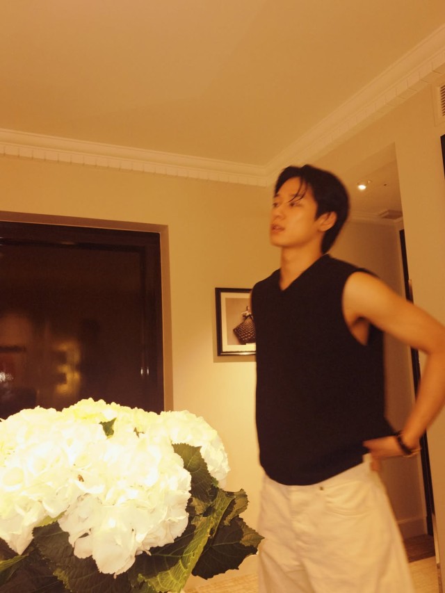 Jooyeon exudes sophistication in a black sleeveless top and white pants combination A luxurious atmosphere