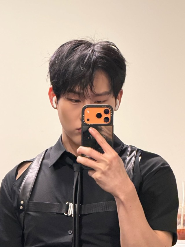 Monsta X Juheon reveals a sophisticated daily look Fans are heartthrobbed by the calm black outfit