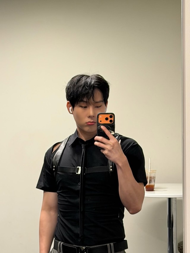 Monsta X Juheon reveals a sophisticated daily look Fans are heartthrobbed by the calm black outfit