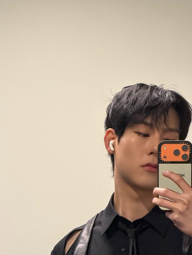 Monsta X Juheon reveals a sophisticated daily look Fans are heartthrobbed by the calm black outfit
