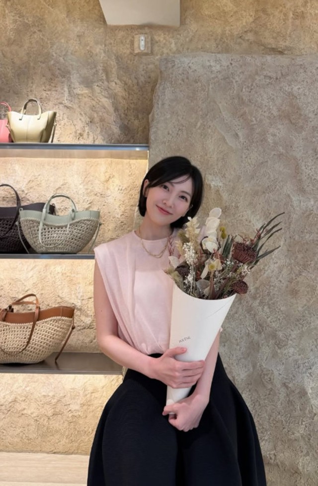 Karas Kang Jiyoung reveals recent look with short hair transformation Mature charm draws attention