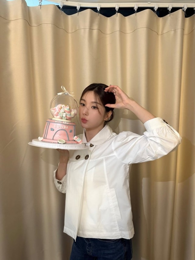 クォンウンビ、インスタグラムの新しいプロフィールを公開...ホワイトニットと花とともに落ち着いた魅力