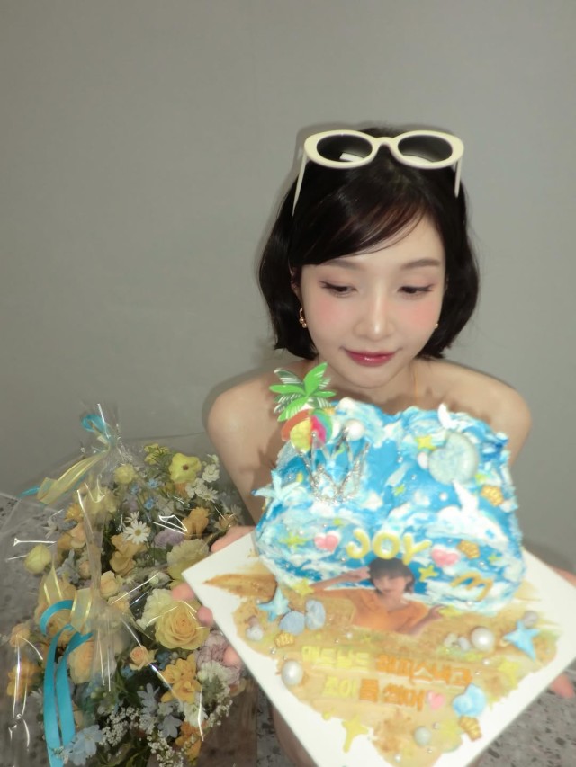 ジョイ爽やかさ全開ストライプトップスデニムショートパンツの夏ファッション公開