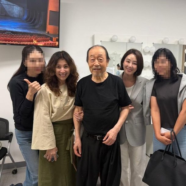 シング、健康回復し『ヴェニスの商人』の舞台に復帰...俳優たちと明るい姿