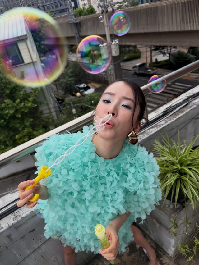 爱琳,穿薄荷色花卉服装散发清爽美...公开SNS日常