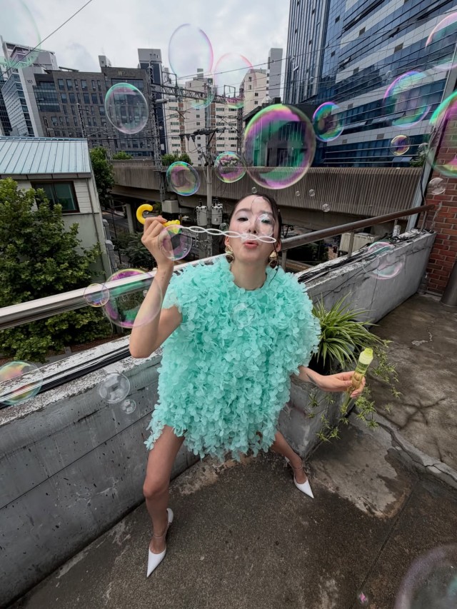 爱琳穿薄荷色花卉服装散发清爽美公开SNS日常