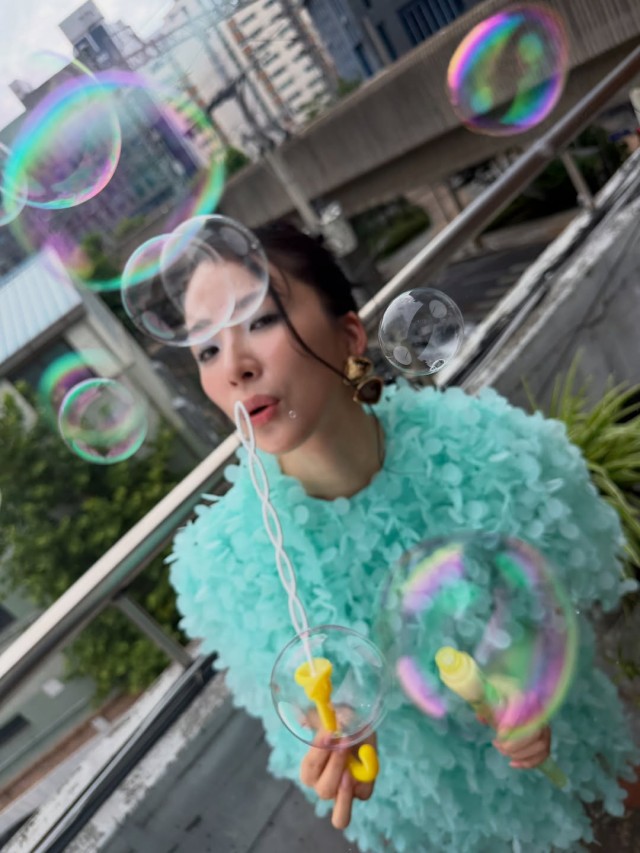 爱琳穿薄荷色花卉服装散发清爽美公开SNS日常
