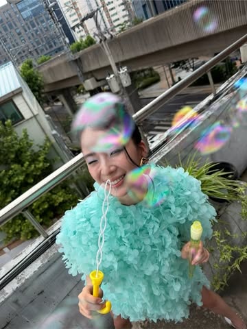爱琳穿薄荷色花卉服装散发清爽美公开SNS日常