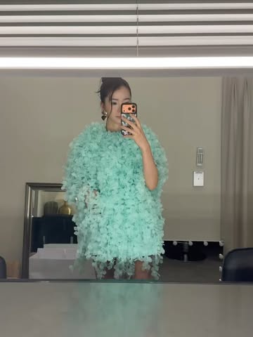 爱琳穿薄荷色花卉服装散发清爽美公开SNS日常